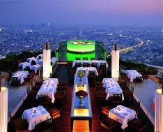 Con una impresionante vista de la ciudad y el río Chao Phraya, tendrá jazz en vivo, comida de