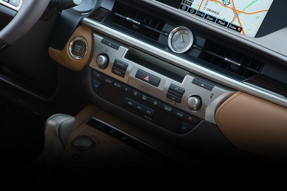 Usa tus manos solo para conducir El Lexus integra la tecnología Bluetooth para hacer o recibir llamadas y escuchar música a través de tus