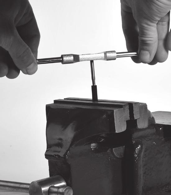 Encima del altavoz, poner un trozo de plástico cortado del envoltorio a la medida de la pletina.