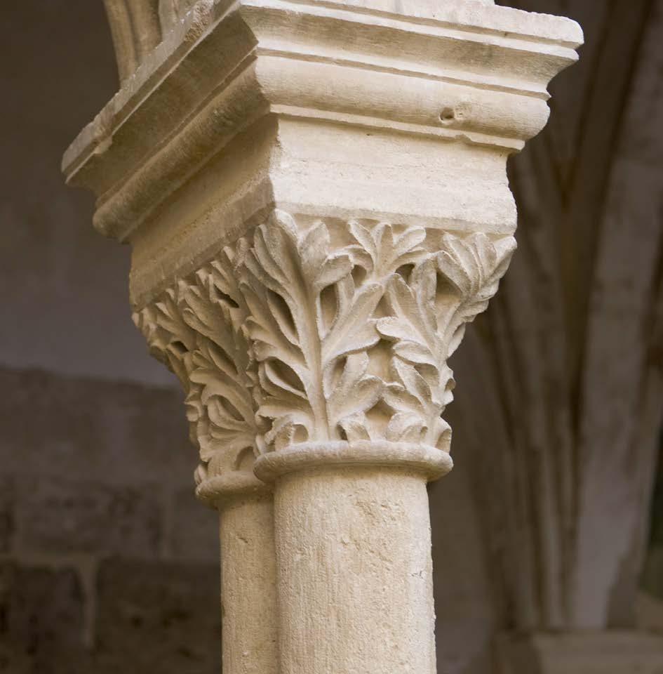 El claustro monástico de Santa María de Valbuena, conserva un repertorio de capiteles labrados en piedra a finales del siglo XII y durante las primeras décadas del siglo XIII, realmente interesante.