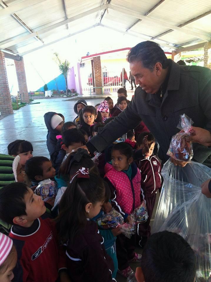 ENTREGAN AGUINALDOS A NIÑOS DE POANAS Distribuyeron aguinaldos a cinco mil niños en diferentes escuelas por parte de la Presidenta del DIF Liliana González Quiñonez, y el Alcalde de Poanas Carlos