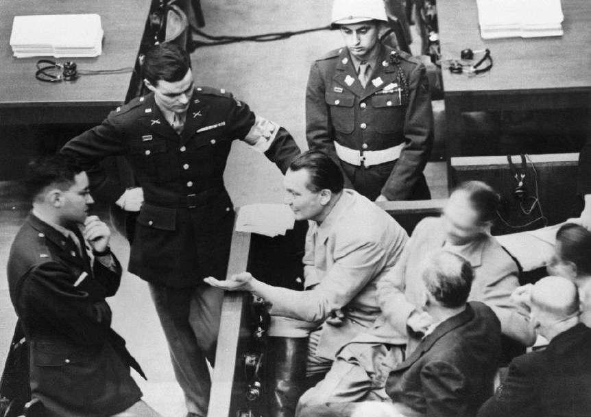 Mientras Hess basaba su defensa en la locura, Goering defendía la memoria de Hitler ya que consideraba que fue digna de admiración.