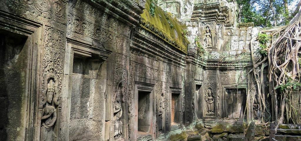 Fue declarado Patrimonio de la Humanidad en 1992, este templo destaca por tener los bajorrelieves más largos del mundo que adornan los muros de la galería exterior y narran
