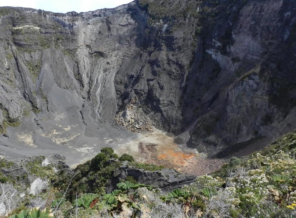 II. Volcán Irazú El miércoles 13 de marzo en visita de campo, se comprobó que la laguna del cráter activo del volcán Irazú continúa seca, tal y como se encuentra desde enero-febrero del presente año;
