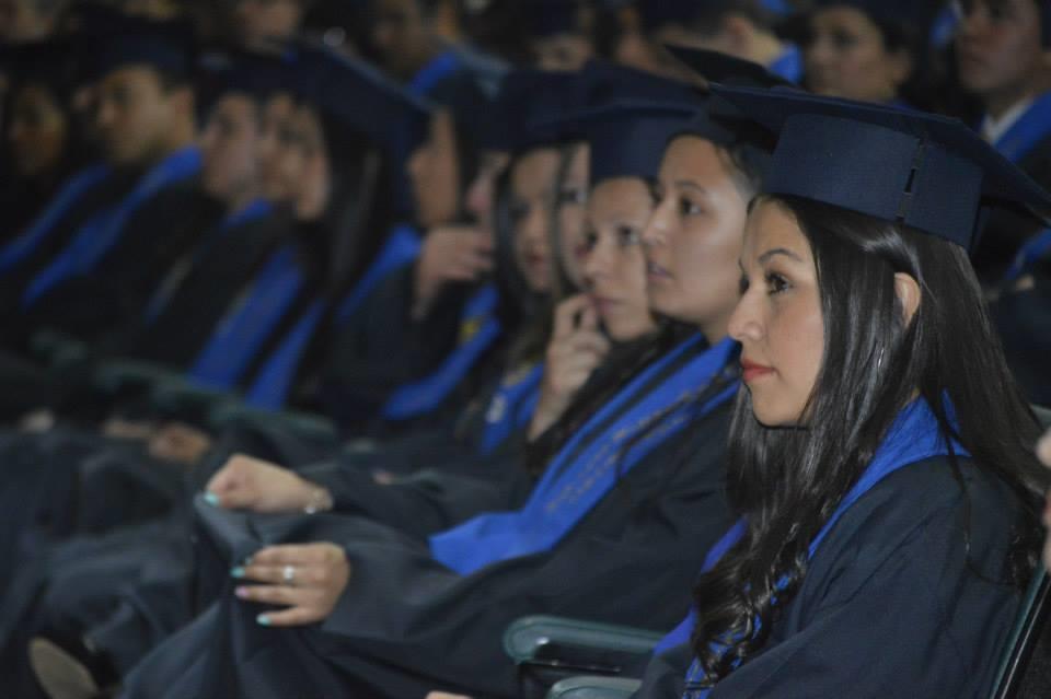 Ubicación Los graduandos deben ubicarse de acuerdo con el número de silla que encontrarán en su invitación. NO se puede cambiar de silla, pues en ese orden se entregarán los diplomas.