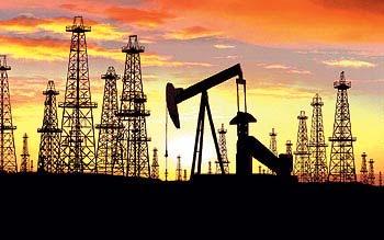 Petróleo É unha mezcla de hidrocarburos sólidos, líquidos e gaseosos, menos densa ca auga, de cor escuro verdoso e olor