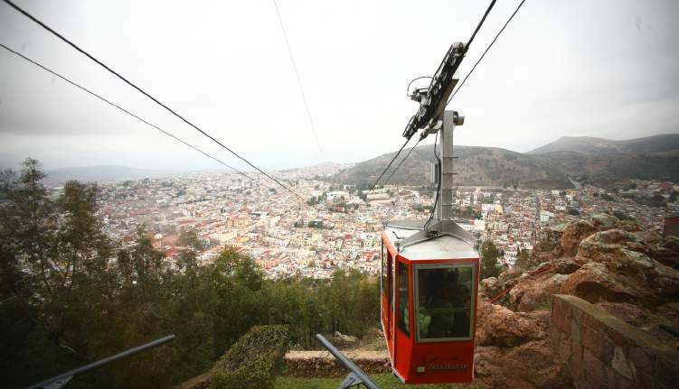 Abordaremos el teleférico que cruza toda la ciudad, desde el Cerro de La Bufa hasta el Cerro del Grillo, con una espectacular vista de 85 metros.