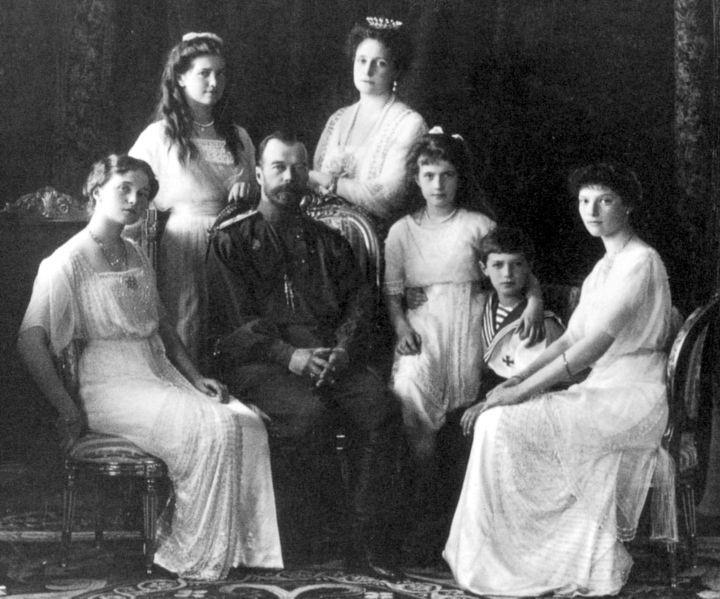 Módulo Cuatro. 2.2. La revolución de 1917 El Zar Nicolás II y su familia en 1913 La 1ª Guerra Mundial agravó mucho la situación rusa.