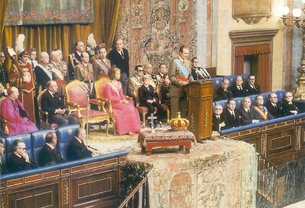 La Transición Democrática Juan Carlos I asume solemnemente la Jefatura del Estado, como Rey, ante las Cortes. 4.1.