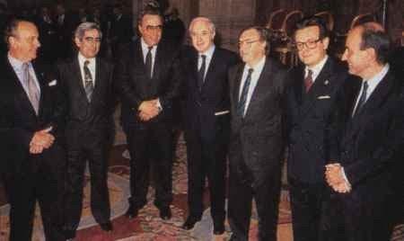 5. La Constitución española de 1978 Para elaborar la Constitución, norma básica y fundamental para el establecimiento y desarrollo de la democracia, se eligieron siete representantes de los distintos