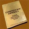 Garantiza la separación de los poderes legislativo, ejecutivo y judicial para que no se concentren en una sola persona. Ejemplar de la Constitución española que se entregó a todos los ciudadanos.