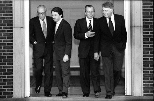 Los cuatro presidentes de gobierno de la democracia antes de J. L. Rodríguez Zapatero: L. Calvo Sotelo, J. Mª. Aznar, A. Suárez y F. González. Fuente: http://www.iescasasviejas.