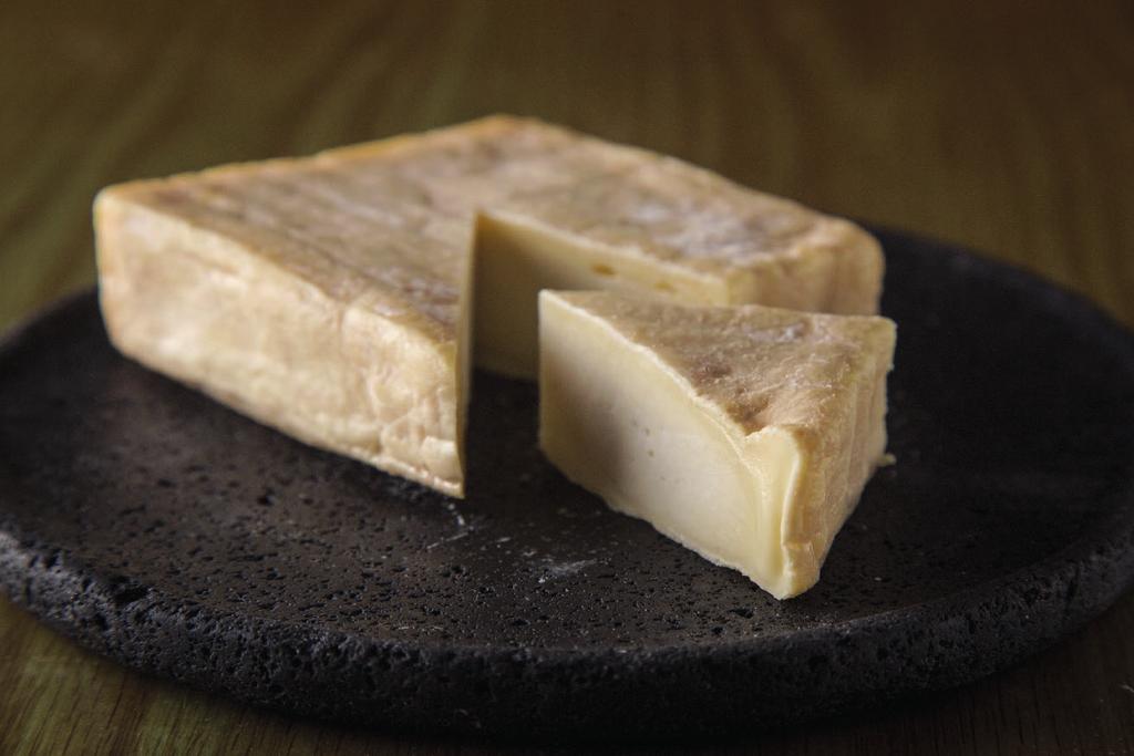 Pont L eveque Originario de Normandía, de denominación de orígen. Es un queso de pasta blanda, madurado de una llamativa corteza anaranjada.