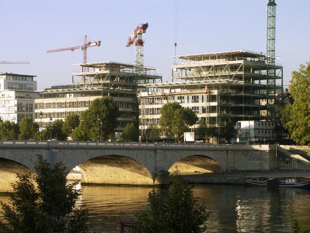 1. Logros 25 000 m2 de oficinas de calidad excepcional, en el corazón del nuevo centro comercial, Ville de Paris. Espacios de 18 m x 36 m sin columnas, con vistas al río Sena.