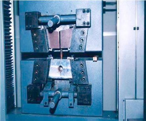 También se consideró la forma de las mordazas existentes de la máquina de ensayos. La soldadura presenta una alta calidad en la unión, los tubos se rompieron sobre la zona soldada.