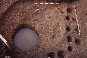 hogares circulares excavados y rellenos con piedras y carbones Nivell IVb: Neolítico Antíguo