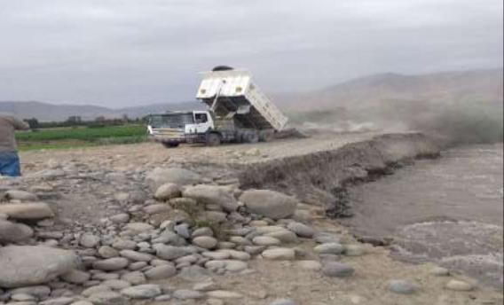 Cusco: Con maquinaria pesada continúa limpieza de carretera Urcos-Puerto Maldonado, afectada por derrumbe La Policía Nacional informó que personal de la empresa