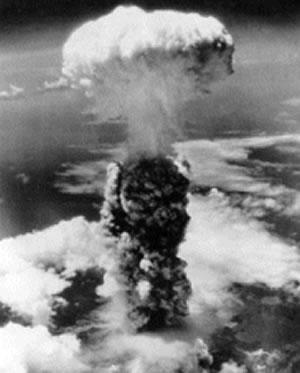 Los cálculos de Estados Unidos indican que fallecieron entre 66.000 y 78.000 en Hiroshima y que el número de víctimas en Nagasaki fue de 39.000. Los japoneses estiman que las bajas ascendieron a un total de 240.