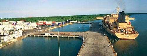 Puertos privados: Fertisa: con un puerto de 47.000 m 2, descarga fertilizantes, bobinas de papel, cartonería, y contenedores refrigerados.