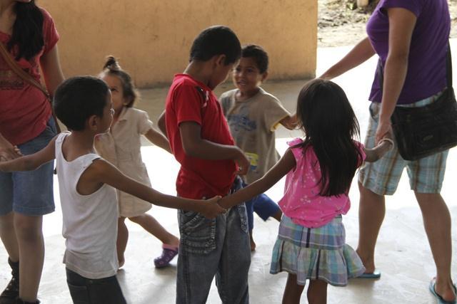 MENORES MIGRANTES CRUZANDO POR MÉXICO PARA LLEGAR A EEUU En el 2014 más de 68,000 menores no acompañados, en su mayoría procedentes de Honduras, Guatemala y El Salvador, cruzaron la frontera sur de