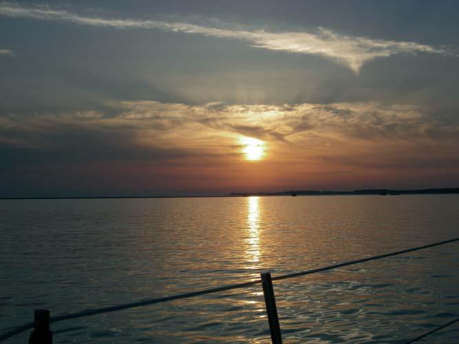 A bordo de un velero se puede sentir completamente la libertad, visitar con toda tranquilidad cualquier punto de la costa, parar donde a uno le guste más, disfrutar de la inmensidad del mar, el agua