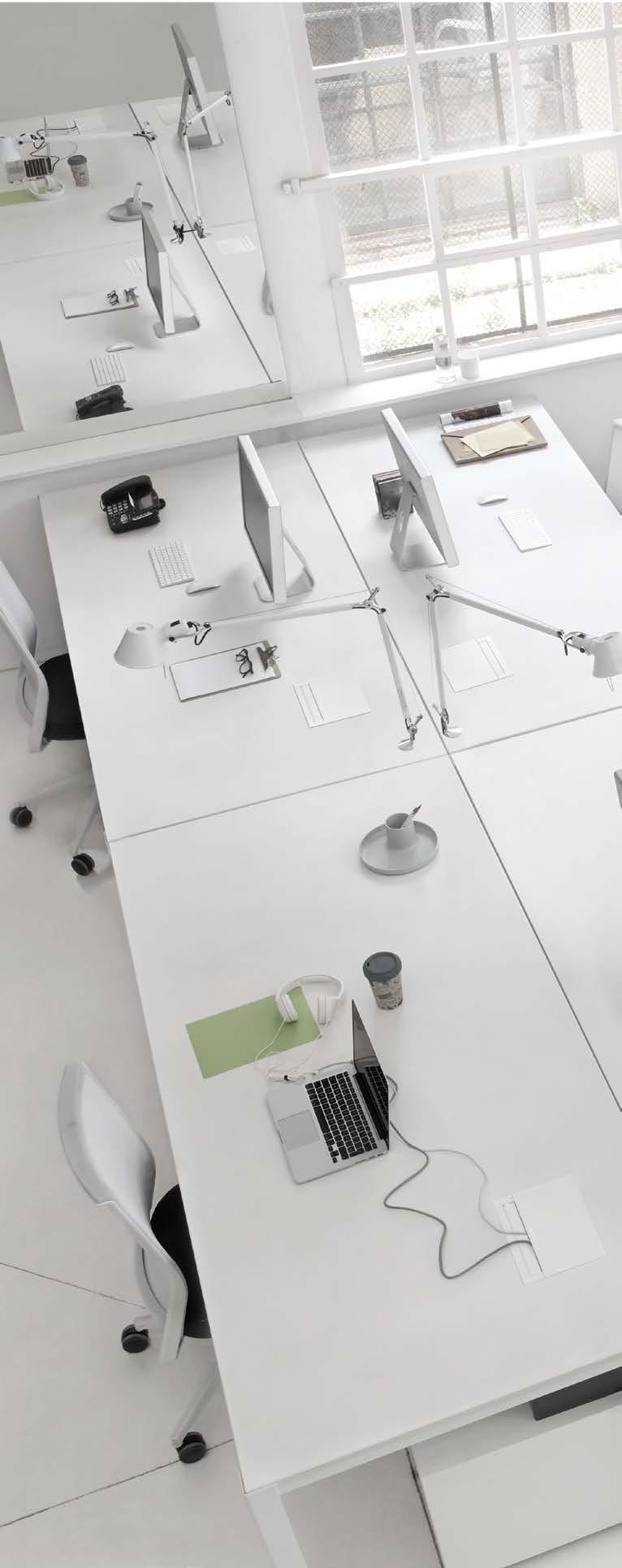 COMPACTO UNA MESA DESPEJADA PARA LIBERAR TU MENTE Simon 400 nace con un solo objetivo: hacer de las mesas de trabajo un espacio totalmente libre en el que poder crear y crear.