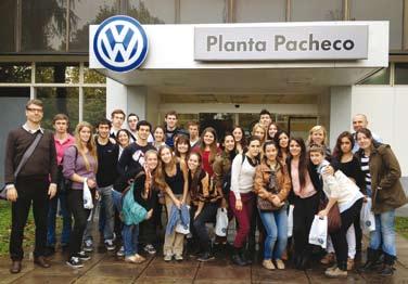 BERUFSAUSBILDUNG IN UNSERER SCHULE (BBZ) Besuch des BBZ bei Volkswagen AG Gruppenfoto der Auszubildenden des zweiten Jahres im Werk der Volkswagen AG am Standort Pacheco (Argentinien).