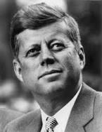 John F. Kennedy (1917 1963) John F. Kennedy fue el presidente 35a de Estados Unidos que sirvió a partir del año 1961 a 1963. Dio discursos inspiradores y muy liberal.