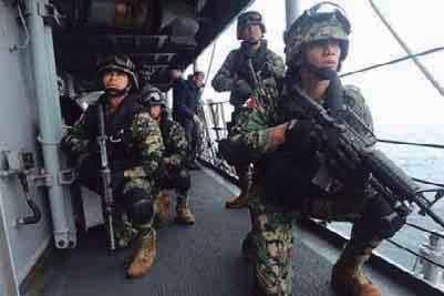 Infantes de Marina de México portando un M4 (foto USN Adam Henderson). Soldado guatemalteco con Galil (foto US DoD/Miguel A. Negron).