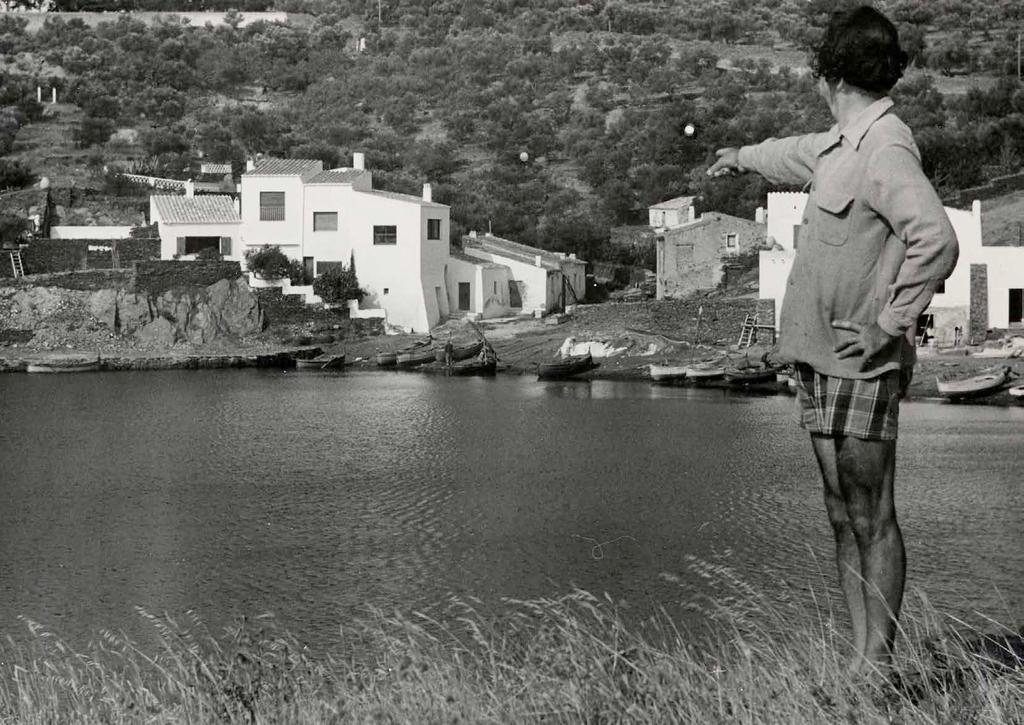 La casa de Salvador Dalí, la única residencia y taller estable que tuvo, nos sirve de hilo conductor para explicar su vida y obra, una biografía y una creación que recorren todo el siglo XX.