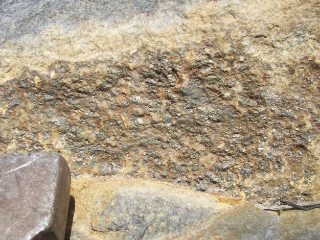 - Brecha Cuarzo- Turmalina Este tipo de mineralización debe su origen al magma calcoalcalino, que en la Quebrada Gallopo construyó el posible sistema porfirítico, el cual hemos determinado, debido a