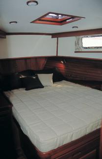 La cabina principal, situada a proa, dispone de una cama doble de 1,05 x 1,50 metros.