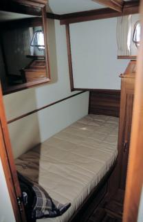 La cabina principal se encuentra a proa y tiene un amplio gabinete de aseo con ducha separada y un armario ropero.