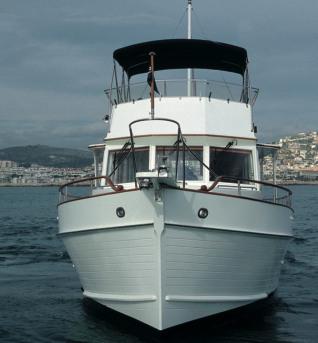 El mástil y la botavara son elementos típicos de las embarcaciones Grand Banks, que aunque no ayudan a la navegación, son útiles como grúa para el auxiliar y para sujetar las antenas de los