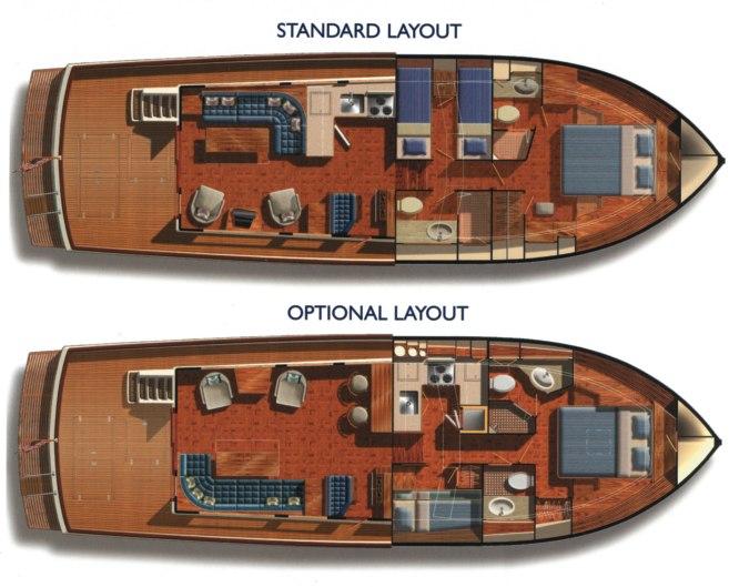 Los dos asientos dobles tienen capacidad para hasta ocho personas, el de estribor corresponde al puesto de gobierno. a los primeros modelos del astillero, fabricados íntegramente en madera.