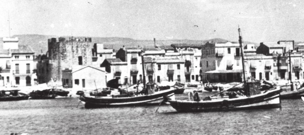 Un detall d una fotografia de la façana marítima de Cambrils. 1939 Què s hi observa?