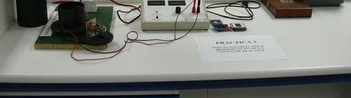 El voltaje aplicado * Un voltaje proporcional a la intensidad de corriente de electrones (no importan las unidades de medida