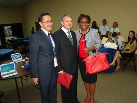 Los representantes de Intel, Promethean y HP entregaron los documentos de cesión a la Ministra de Educación de Panamá.