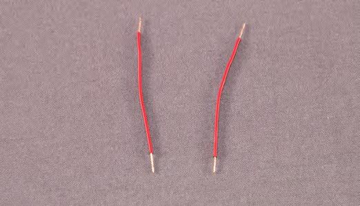 1 cm 1 1 cm Corta dos trozos de cable de 9 cm y pela en cada extremo un centímetro.