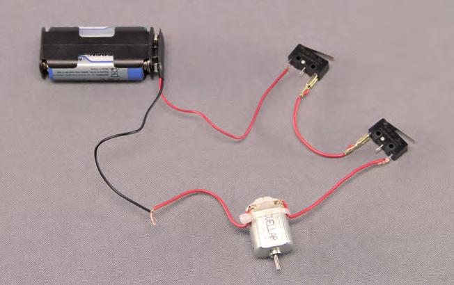 Cómo deben estar conectados los interruptores para que el circuito encienda? Tacha la respuesta correcta.