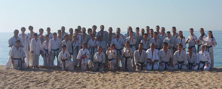 Allí la convivencia en tienda de campaña entre karatekas de los distintos Dojos, se complementa con el ejercicio de diversos entrenos realizados en la misma playa.
