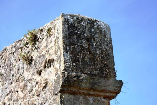Municipio: Alfoz de Lloredo. Localidad: Cóbreces. Reloj en la iglesia de San Pedro, hoy cementerio.