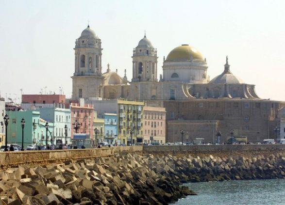 Desayuno. 10.00hrs. Nos vamos en barco a conocer Cádiz, llamada también tacita de plata, capital de la provincia.