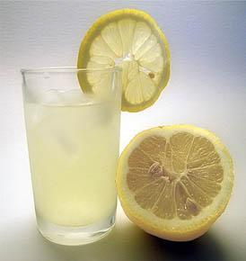 12.8 Calor y cambio de fase Ejemplo. Limonada con hielo. Se coloca hielo a 0 o C en un vaso conteniendo 0.32 kg de limonada a 27 o C.