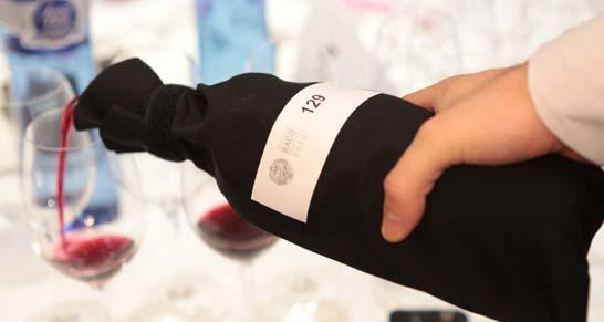 El servicio de los vinos inscritos se hará en óptimas condiciones de Tª y se contará para el mismo con copas Riedel adecuadas para su cata.