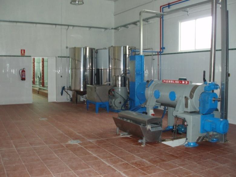 000 kg/hora); instalación de almacenamiento de aceituna en tolvas de espera a molino (Cap.: 45.000 kilos); equipo continuo de elaboración a dos fases (Cap.: 1.