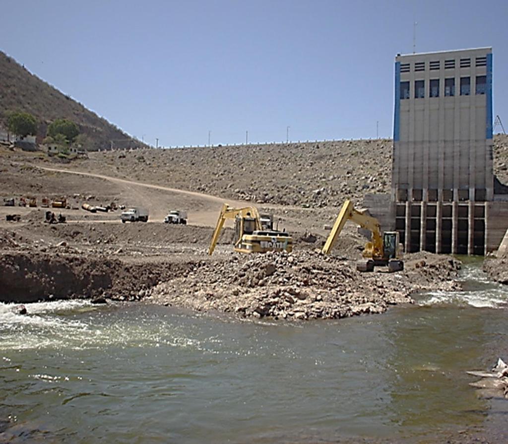 SITUACIÓN DEL AGUA DE RIEGO Distrito de Riego No. 041, Río Yaqui 220 mil hectáreas en producción. 6,617 Mmᶟ capacidad de embalse en el Sistema de presas. Sequías prolongadas.