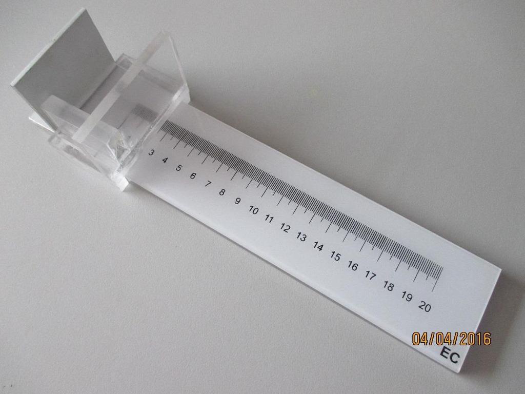 Malacómetro Esta elaborado en acrílico y aluminio. La regla de acrílico permite hacer mediciones de hasta 20 cm con divisiones de principales de 1 cm y secundarias de 1mm.