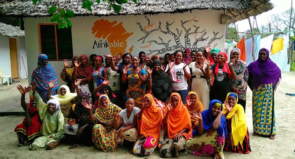 AFRIKABLE Y COMERCIO JUSTO El trabajo central de Afrikable en Lamu, Kenia, es el Empoderamiento de la Mujer, entendido como el motor para lograr no sólo la igualdad de género en sí, sino también el