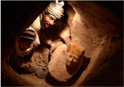 EXCAVANDO EN EGIPTO, plasma la presencia de los arqueólogos españoles en Egipto se remonta a la colaboración de nuestro país en la campaña de la UNESCO, iniciada en 1960, para salvaguardar los restos